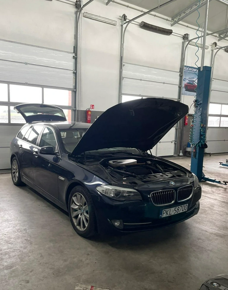 Czarne BMW z podniesioną maską